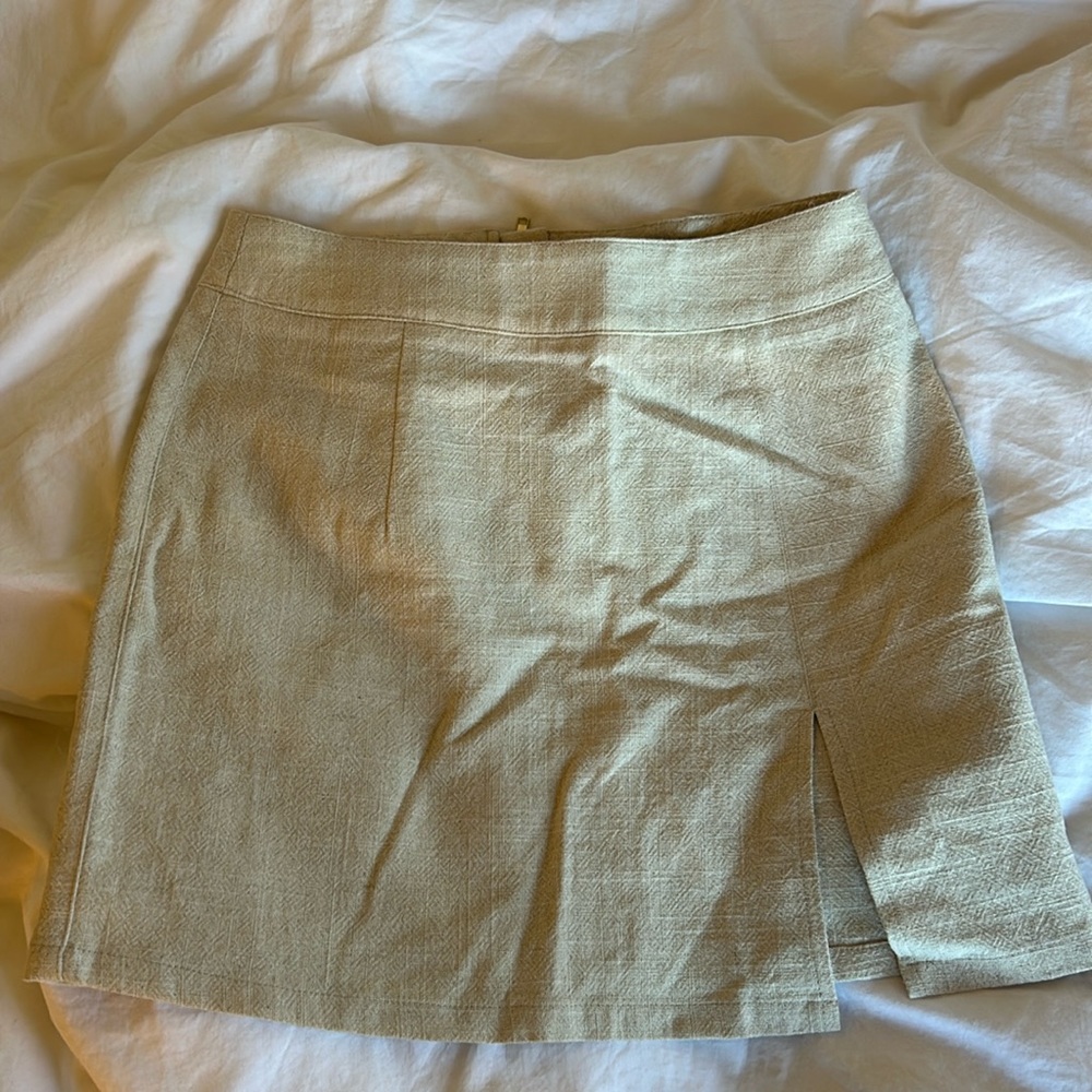 Lioness mini skirt with mini slit